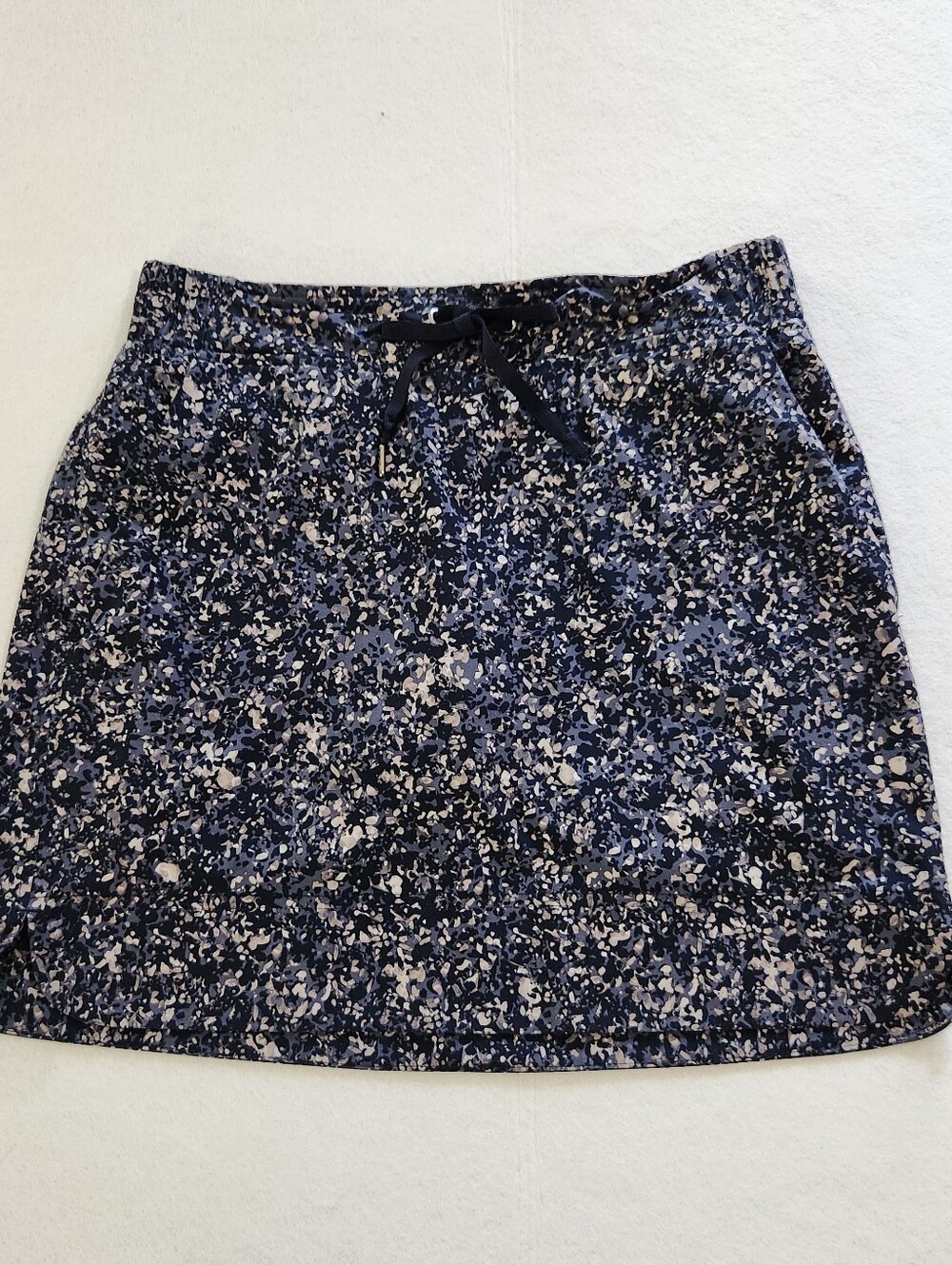 Athleta Navy and White Floral Drawstring Skort Size 4